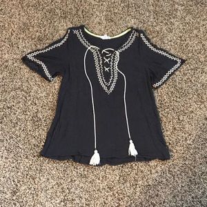 Shirt. Cutout shoulder (open)